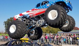 Monstertruck und Mega-Harley bei den Cougars